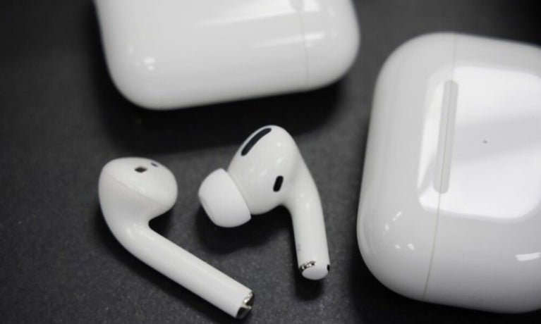 Jak k jednomu pouzdru připojit dvoje různé AirPods?