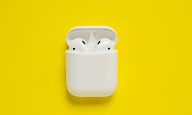 Proč mi pouzdro na AirPods začalo blikat červeně?