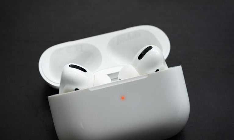 Zůstane kontrolka na airpodím pouzdru při nabíjení svítit?