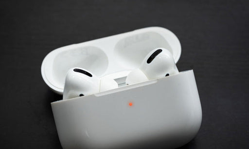 Zůstane kontrolka na airpodím pouzdru při nabíjení svítit?