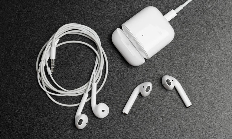 Můžu airpodí pouzdro nabíjet bez sluchátek uvnitř?